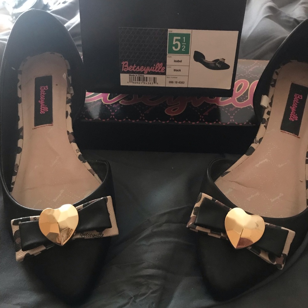 Betsey Johnson Betseyville point toe d’orsay flat